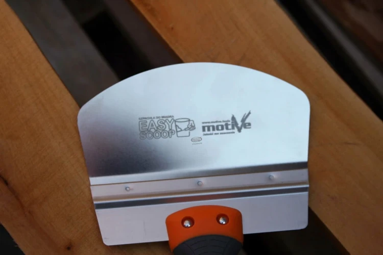 MOTIVE Easy Scoop – zbliżenie metalowej łopatki