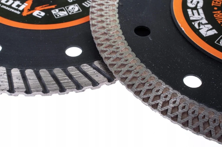 Tarcza MOTIVE Meshy Blade – zbliżenie obrzeża