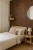 Provence Czekolada Design Decowant – aranżacja sypialni z brązową ścianą