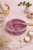 Mokry śliwkowy próbnik farby w kubeczku.png